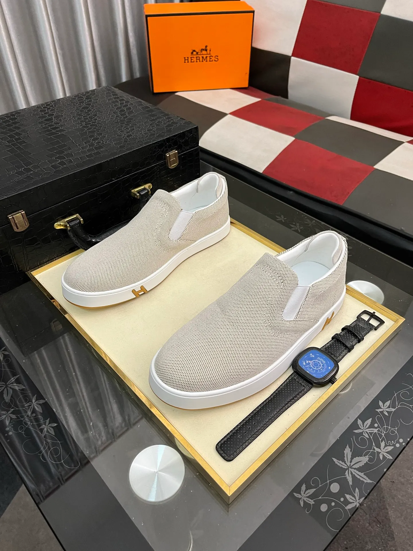 Men's Men's Shoes💰458⌚️⌚️HERMES/Hermès Hugo sneakers are casual men's shoes. These sneakers are made of imported first-layer cowhide leather and breathable mesh design. The contrasting color design creates a dynamic and modern shape. The front end of the toe is decorated with natural-color rubber inlays, making it novel and fashionable. The texture is incomparable, with cowhide lining and cowhide foot pads, the upper foot is comfortable and breathable, and the rubber sole is decorated with geometric patterns and iconic "H" details. A very personal one! Size: 38-44